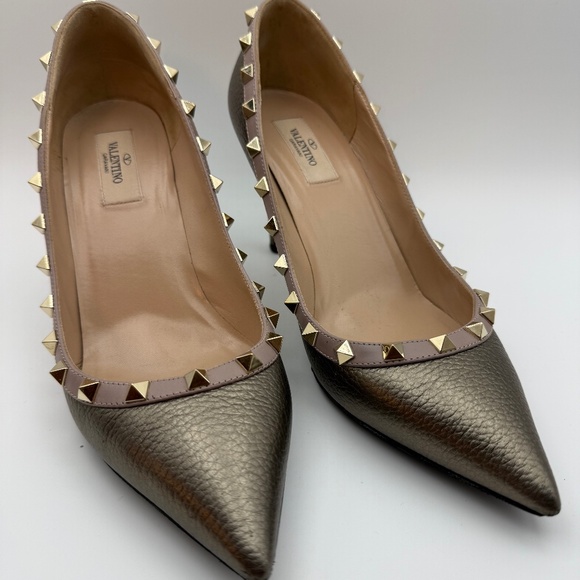 VALENTINO GOLD ROCKSTUD 85 PUMPS SIZE 40.5 VIBRAM SOLES GREAT CONDITION - Picture 1 of 8